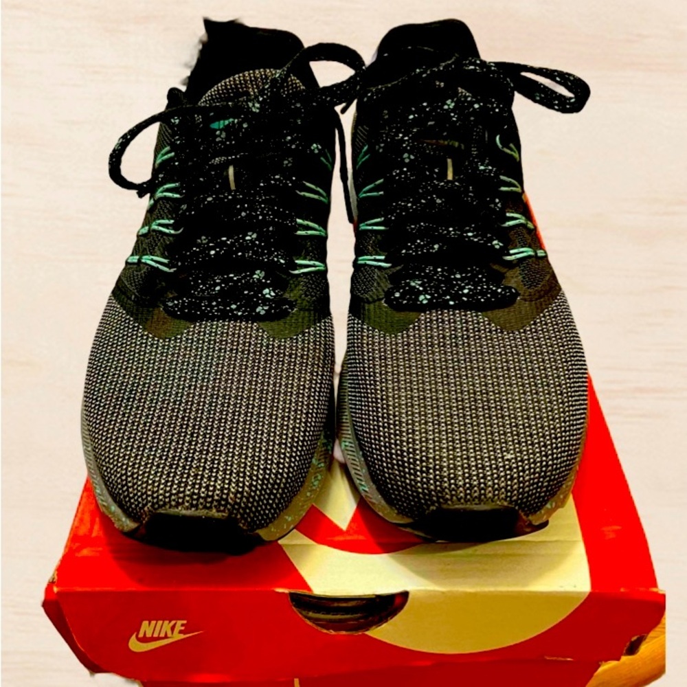 Nike ladies size 8, fitsole running shoe black, gray, and green… gently worn